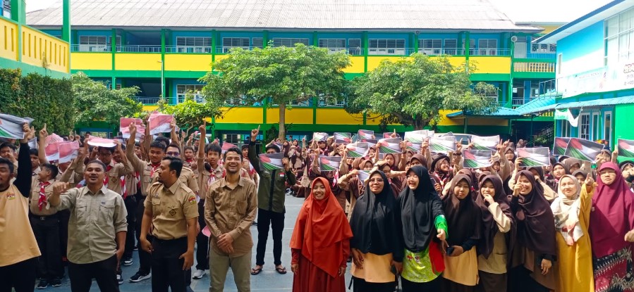 Psikolog Kepri Dr. Irfan bersama Founder Bintan Islamic Parenting (BIP) Fatmawati, S.Pd.I saat menjadi narasumber dalam outing class SMPIT Al Madinah pada Kamis (16/11/2023