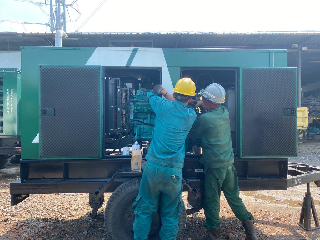 Tim Siwalan Diesel melakukan perawaran genset secara profesional